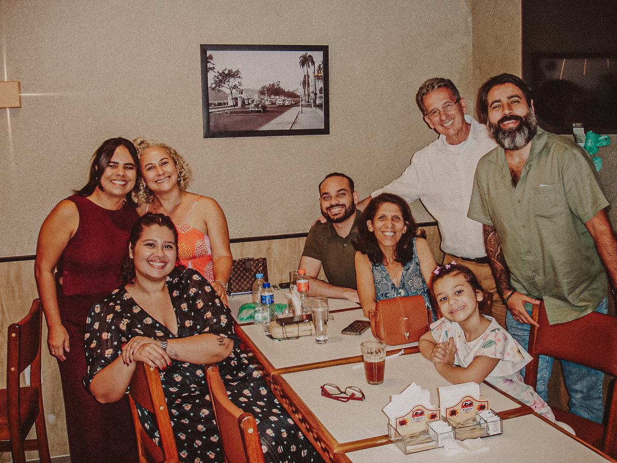 Amigos celebrando com os noivos durante a festa de casamento no Rio de Janeiro, em registro espontâneo feito com Cybershot.