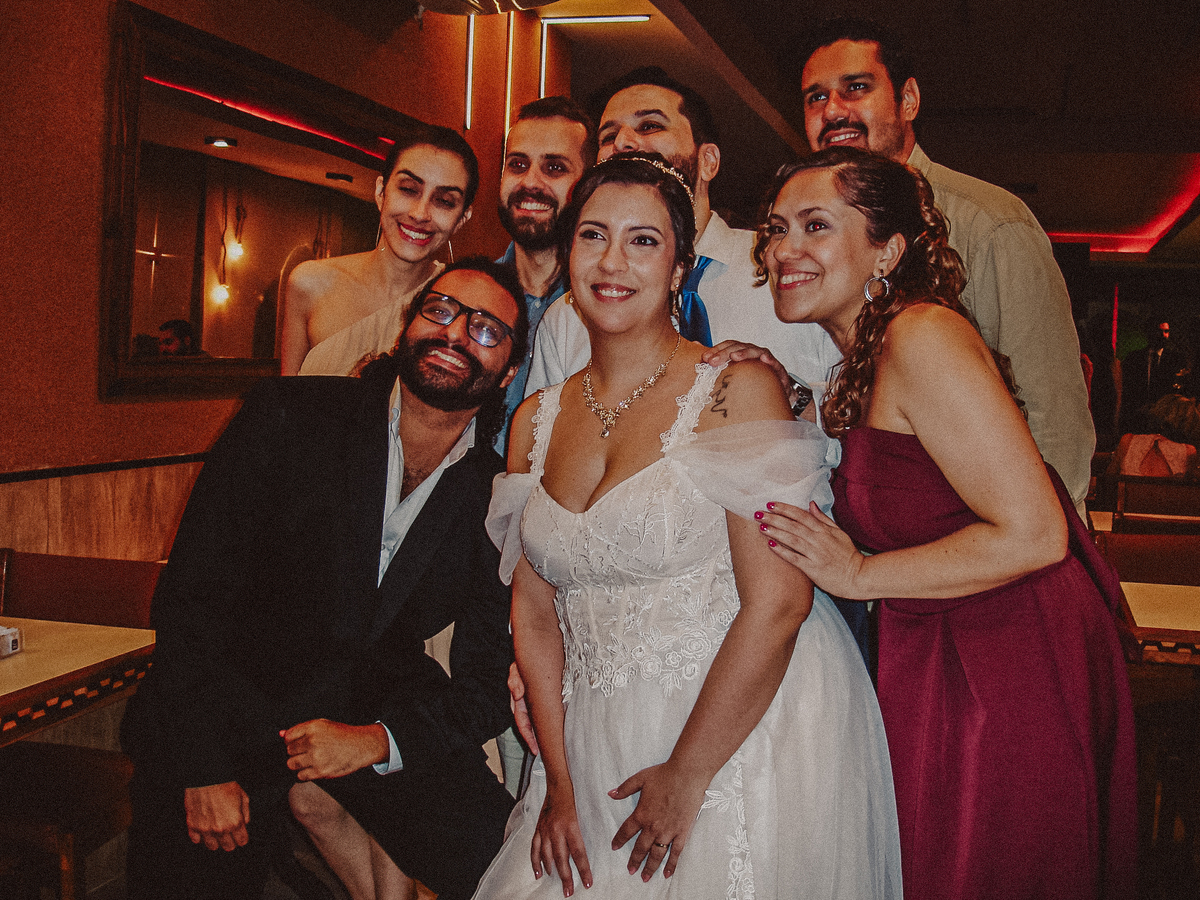 Noivos curtindo a festa de casamento em fotografia feita com Cybershot, com estética nostálgica dos anos 2000.