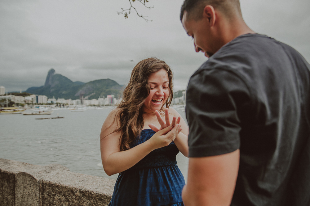 Alana observa emocionada a aliança após o pedido de casamento surpresa de Herberson na Mureta da Urca, um dos cenários mais especiais do Rio de Janeiro.