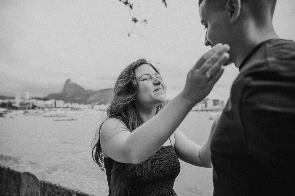 Alana sorri e mostra a aliança após dizer sim ao pedido de casamento de Herberson na Urca, com a paisagem do Rio de Janeiro ao fundo.