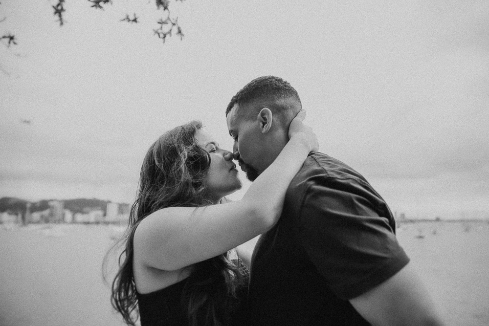 Fotografia em preto e branco de Alana e Herberson logo após o pedido de casamento na Mureta da Urca, celebrando o noivado no Rio de Janeiro.