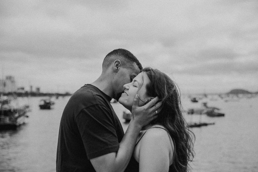 Retrato em preto e branco de casal durante o ensaio de casal realizado após o pedido de casamento na Urca, Rio de Janeiro.