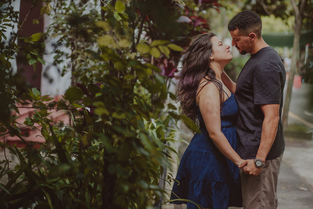 Ensaio de casal na Urca após o pedido de casamento, com Herberson e Alana em um momento de carinho entre a vegetação e a paisagem carioca.