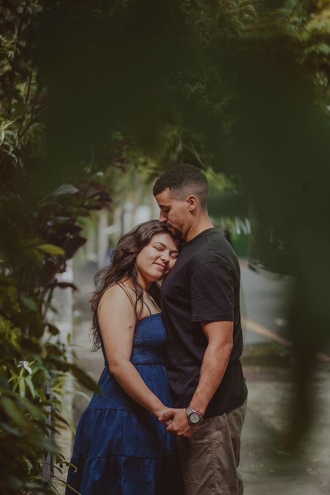 Retrato afetivo de Herberson e Alana durante o ensaio após o pedido de casamento na Urca, em um momento íntimo e espontâneo do casal.