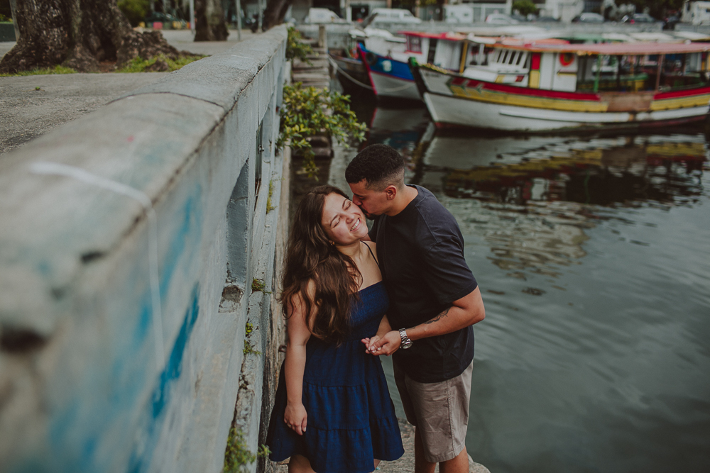 Herberson e Alana sorrindo juntos durante o ensaio de casal próximo à Mureta da Urca, realizado depois do pedido de casamento surpresa.
