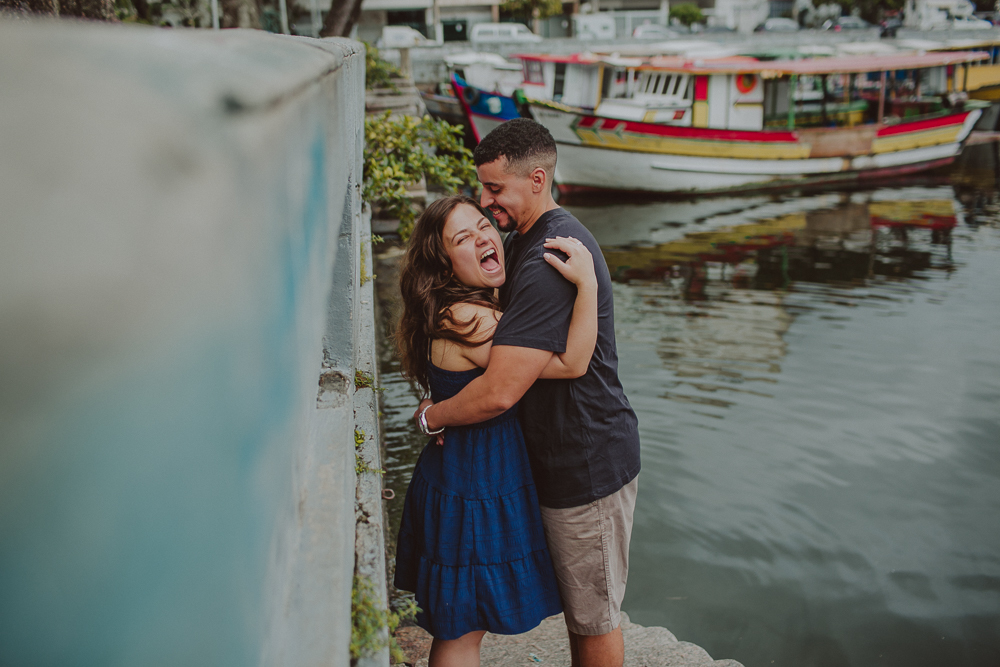 Fotografia espontânea de Herberson e Alana junto à Baía de Guanabara durante o ensaio de casal após o pedido de casamento na Urca.