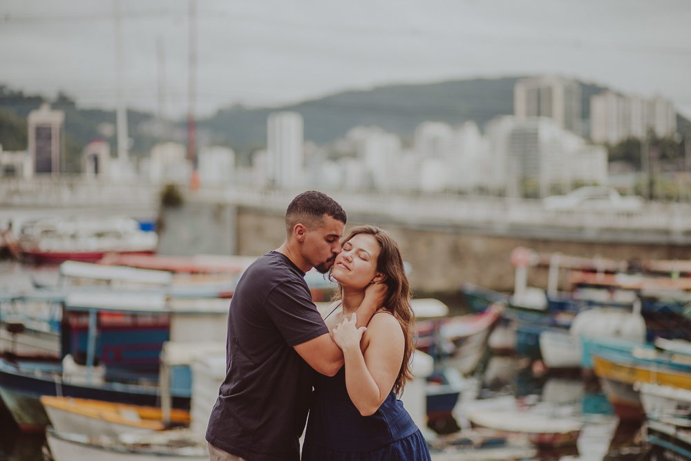 Beijo de casal registrado em preto e branco durante o ensaio de casal após o pedido de casamento na Urca, Rio de Janeiro.
