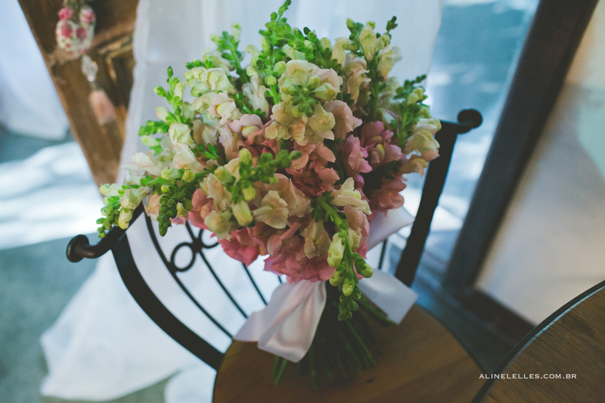 Fotografia Afetiva Aline Lelles Rodrigo Wittitz, Fotografia de Casamento, making off da noiva, Festa de Casamento, Bouquet, Decoração de Casamento, Vestido de Noiva, Sítio Meio do Mato - RJ