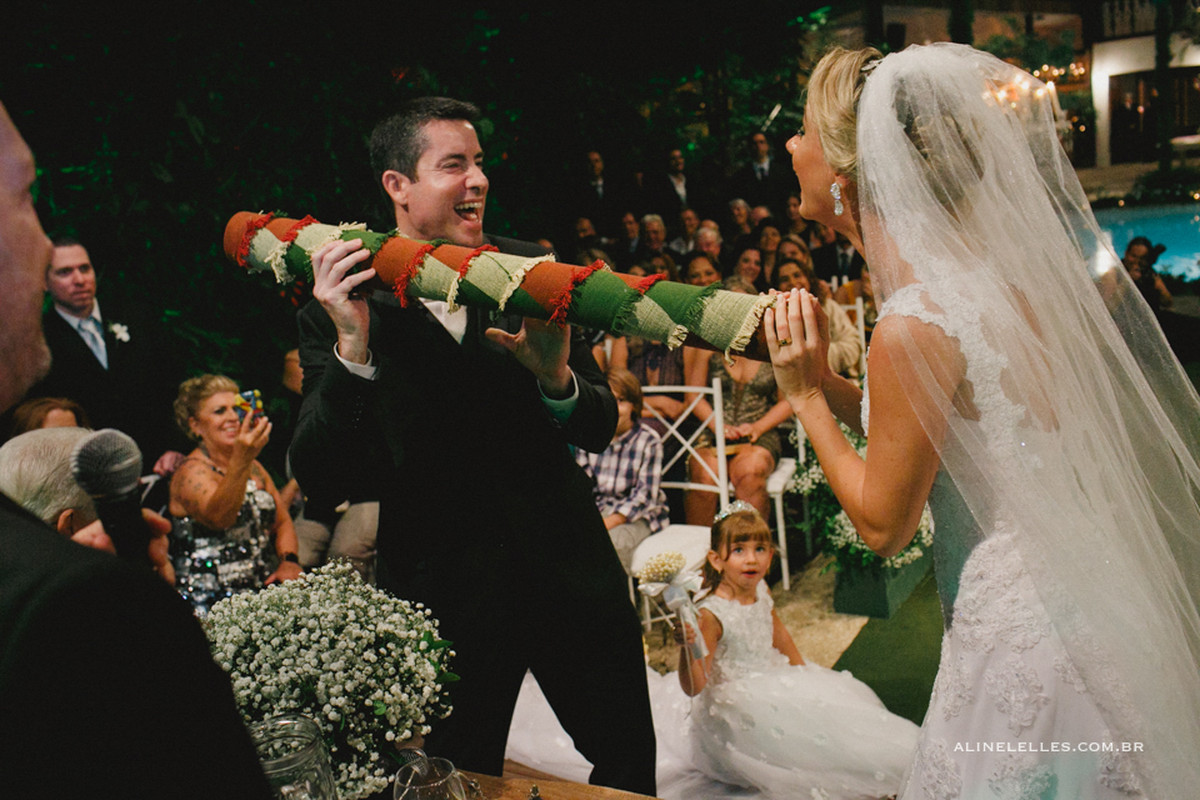 Affective Photography Aline Lelles Rodrigo Wittitz, Wedding Photography, Making Off the Bride, Wedding Party, Quinta do Chapeco House Party, Bouquet, Wedding Decoration, Wedding Dress