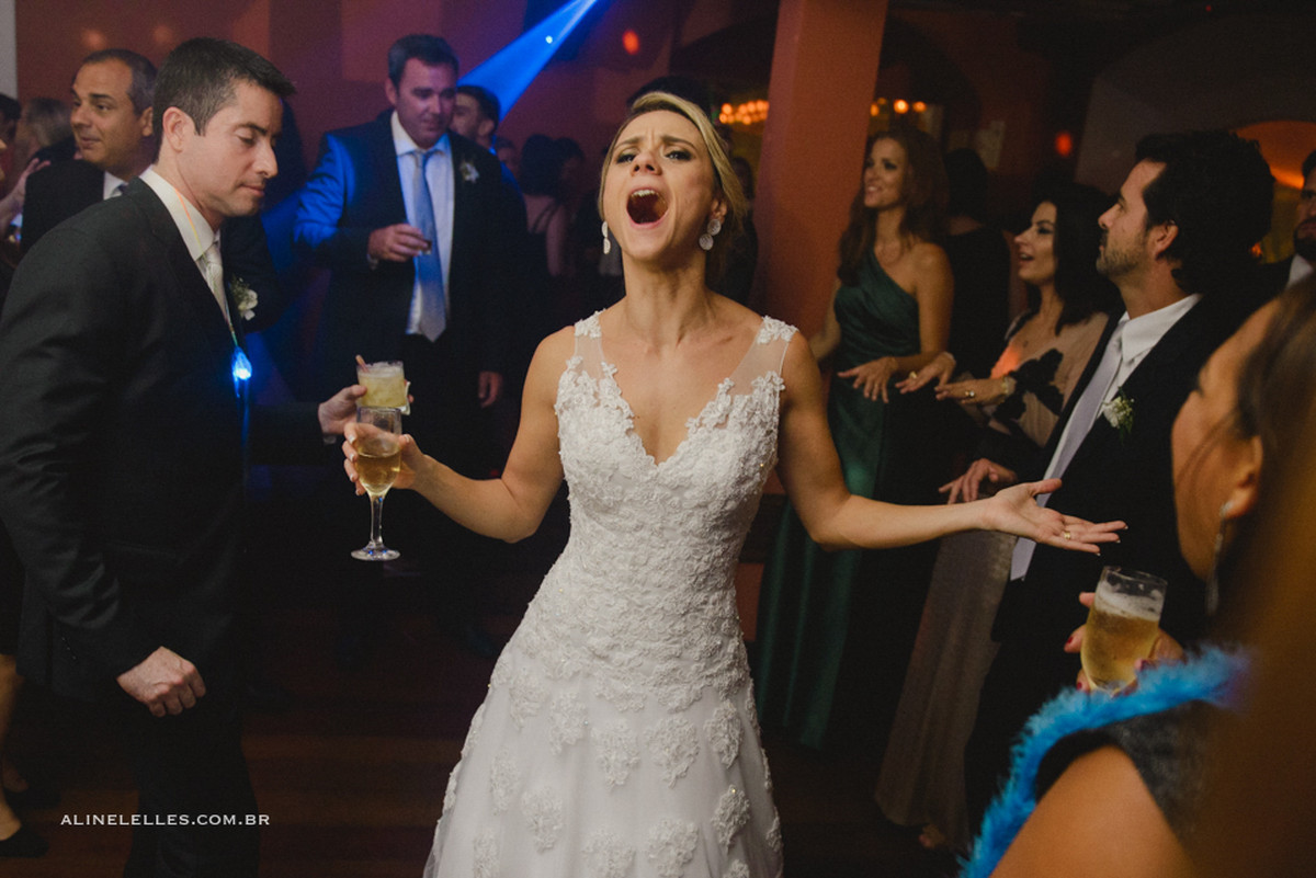 Affective Photography Aline Lelles Rodrigo Wittitz, Wedding Photography, Making Off the Bride, Wedding Party, Quinta do Chapeco House Party, Bouquet, Wedding Decoration, Wedding Dress