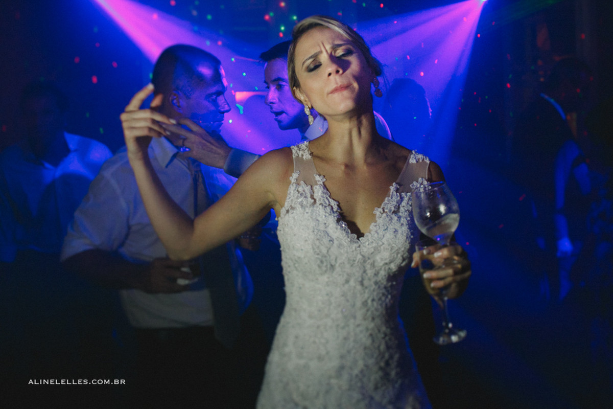 Affective Photography Aline Lelles Rodrigo Wittitz, Wedding Photography, Making Off the Bride, Wedding Party, Quinta do Chapeco House Party, Bouquet, Wedding Decoration, Wedding Dress