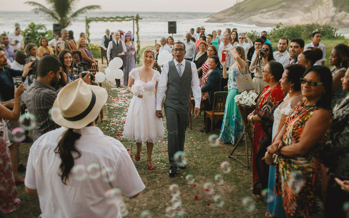 Photographie Affective Aline Lelles Rodrigo Wittitz, Wedding Photography, making off de la mari&eacute;e, robe de soir&eacute;e, Grumari Beach Garden, RJ, Bouquet, D&eacute;coration de mariage, robe de mari&eacute;e, H Stern