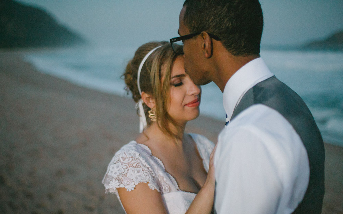 Photographie Affective Aline Lelles Rodrigo Wittitz, Wedding Photography, making off de la mari&eacute;e, robe de soir&eacute;e, Grumari Beach Garden, RJ, Bouquet, D&eacute;coration de mariage, robe de mari&eacute;e, H Stern