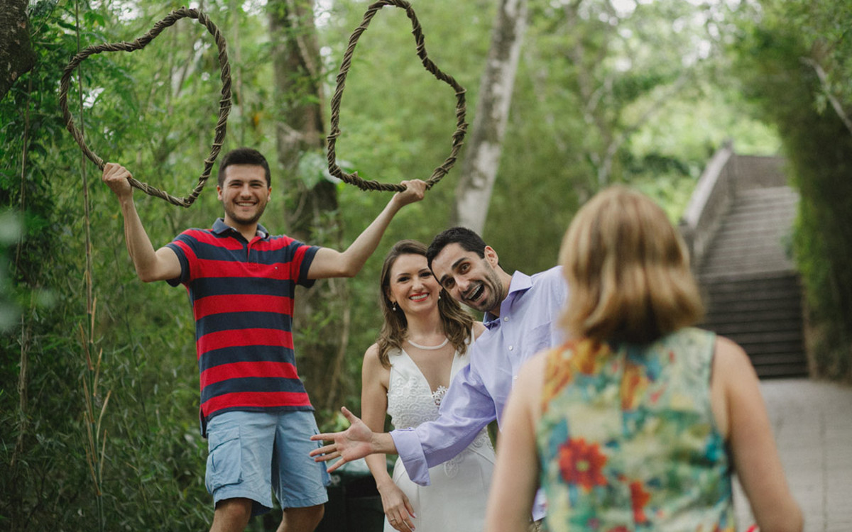 aline lelles, atelier aline lelles, atelier de fotografia, bouquet de flores, casados, casados para sempre, casais, casal, couple, e-session, ensaio de casal, ensaio romantico, fotografia de casal, fotografia de cinema, fotografia de gente feliz, fotograf