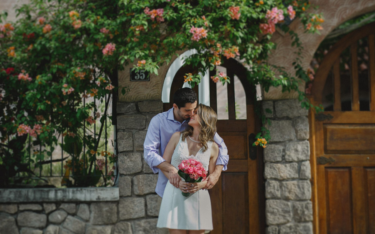 aline lelles, atelier aline lelles, atelier de fotografia, bouquet de flores, casados, casados para sempre, casais, casal, couple, e-session, ensaio de casal, ensaio romantico, fotografia de casal, fotografia de cinema, fotografia de gente feliz, fotograf