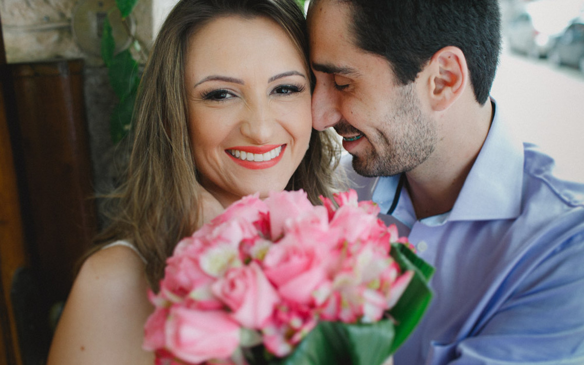 aline lelles, atelier aline lelles, atelier de fotografia, bouquet de flores, casados, casados para sempre, casais, casal, couple, e-session, ensaio de casal, ensaio romantico, fotografia de casal, fotografia de cinema, fotografia de gente feliz, fotograf