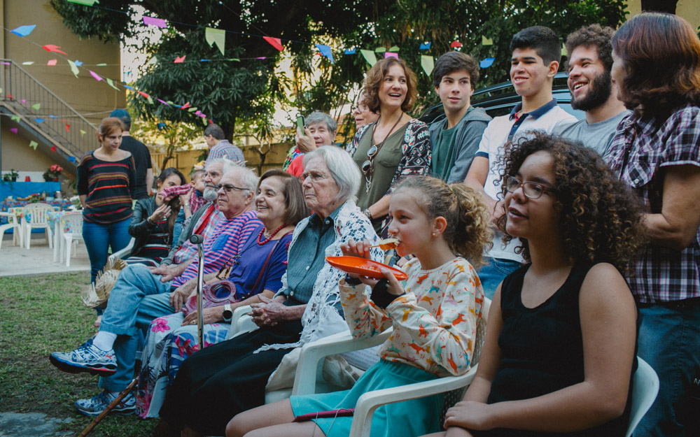 comemorando o anivers&aacute;rio da vov&oacute; com a fam&iacute;lia