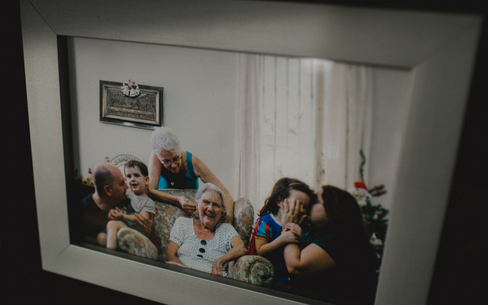 porta retratos com fotos da fam&iacute;lia