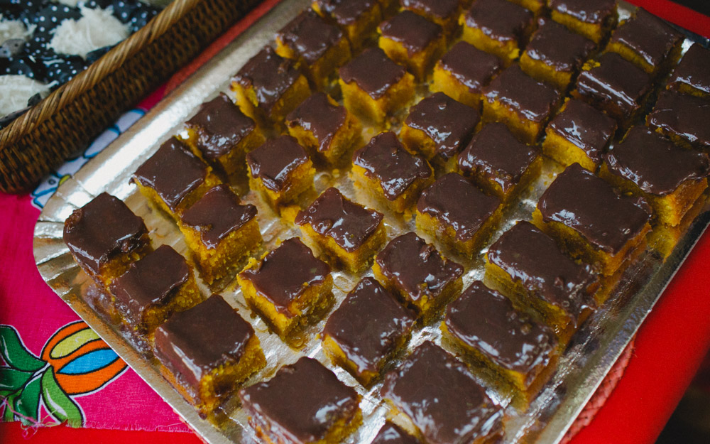 bolo de chocolate com cenoura na festa de anivers&aacute;rio da vov&oacute;