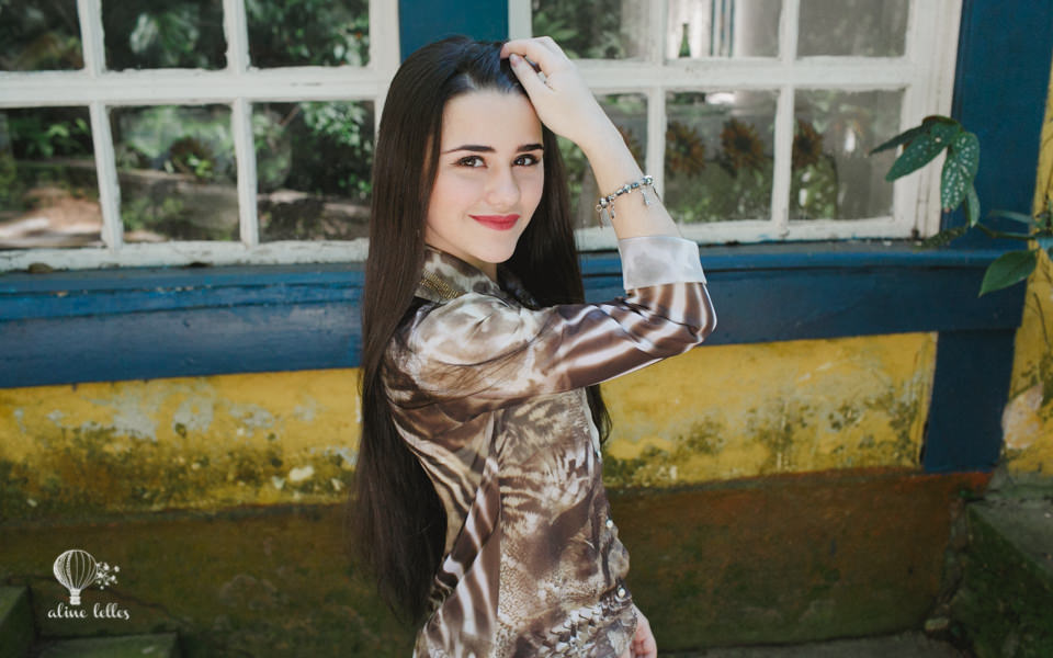 let&iacute;cia pedro do detetives do pr&eacute;dio azul, programa do canal fechado Gloob, posando para a fot&oacute;grafa aline lelles do rio de janeiro com muita desenvoltura em ru&iacute;nas