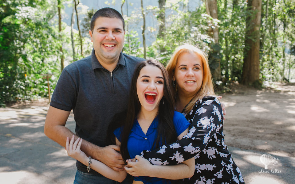 let&iacute;cia pedro do detetives do pr&eacute;dio azul posando para a fot&oacute;grafa aline lelles do rio de janeiro com seus pais na floresta da tijuca