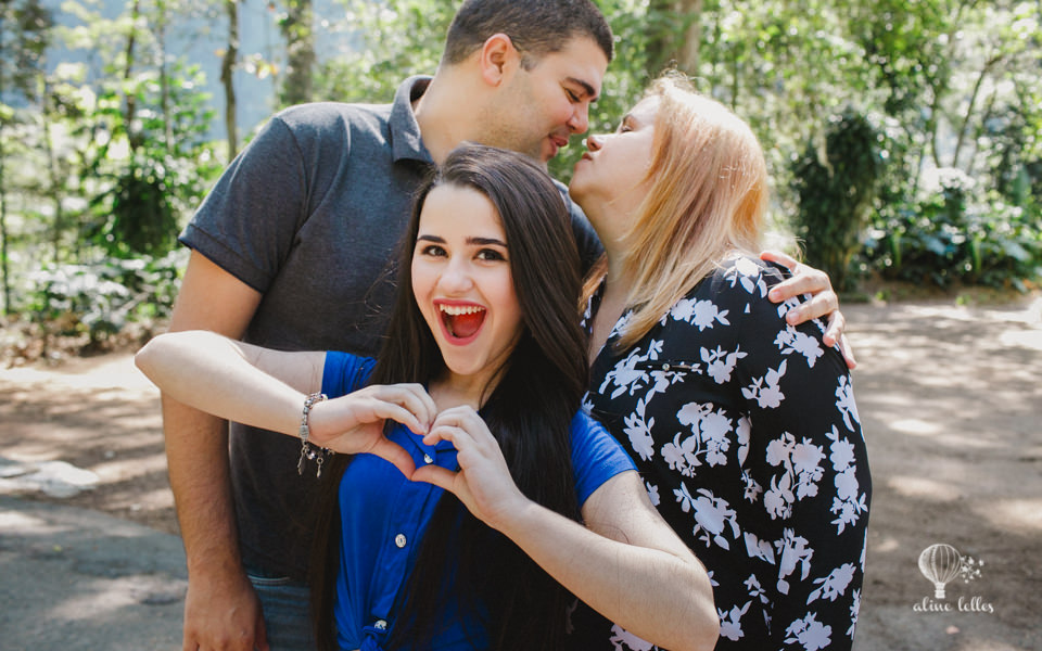 let&iacute;cia pedro do detetives do pr&eacute;dio azul posando para a fot&oacute;grafa aline lelles do rio de janeiro com seus pais
