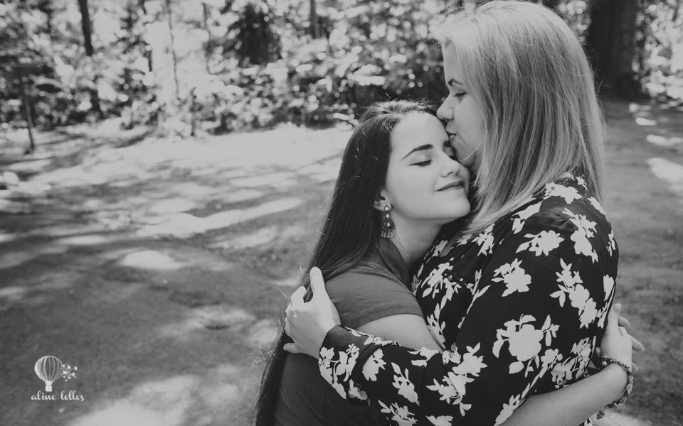 let&iacute;cia pedro do detetives do pr&eacute;dio azul posando para a fot&oacute;grafa aline lelles do rio de janeiro com seus pais foto em preto e branco