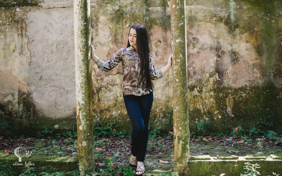 let&iacute;cia pedro do detetives do pr&eacute;dio azul, programa do canal fechado Gloob, posando para a fot&oacute;grafa aline lelles do rio de janeiro com muita desenvoltura em ru&iacute;nas