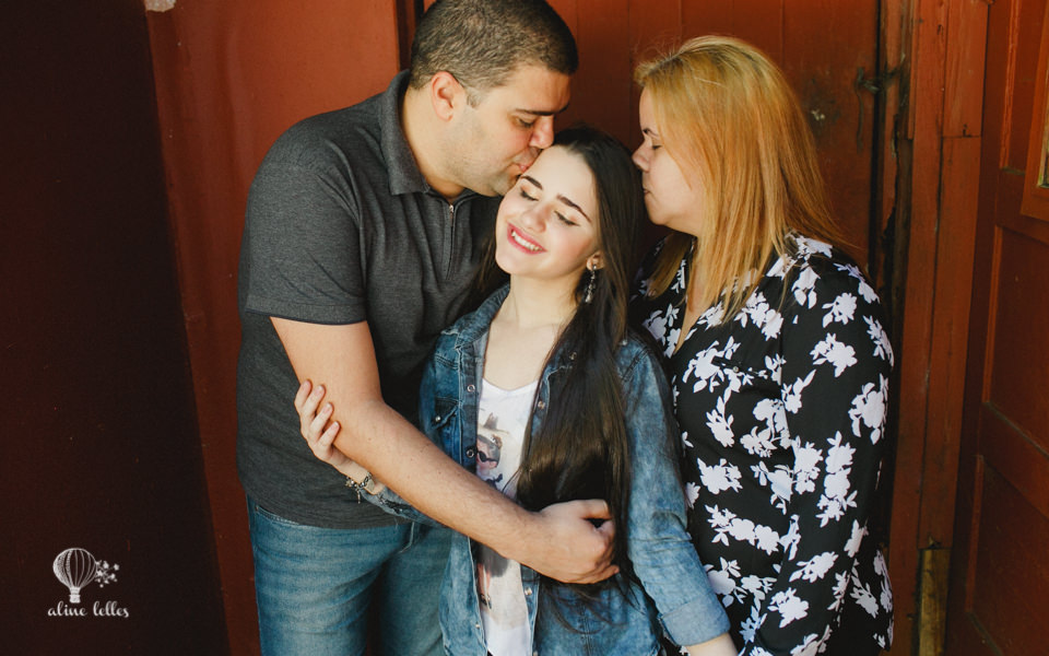 let&iacute;cia pedro do detetives do pr&eacute;dio azul posando para a fot&oacute;grafa aline lelles do rio de janeiro com sua fam&iacute;lia