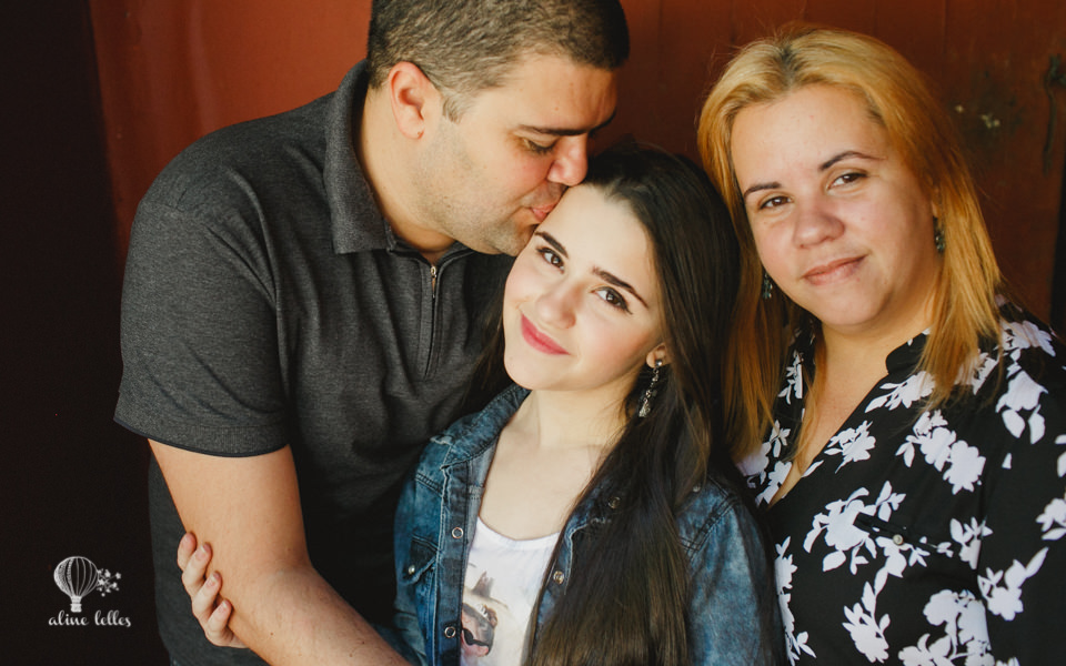 let&iacute;cia pedro do detetives do pr&eacute;dio azul posando para a fot&oacute;grafa aline lelles do rio de janeiro com sua fam&iacute;lia