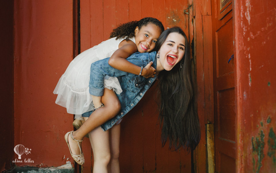 let&iacute;cia pedro do detetives do pr&eacute;dio azul e let&iacute;cia lelles brincando com muita alegria