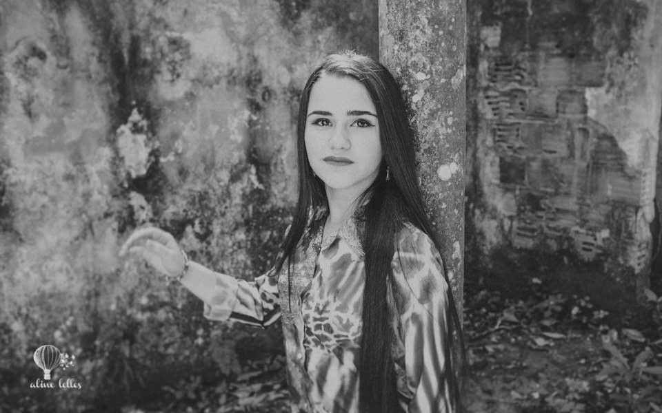 let&iacute;cia pedro do detetives do pr&eacute;dio azul, programa do canal fechado Gloob, posando para a fot&oacute;grafa aline lelles do rio de janeiro com muita desenvoltura em ru&iacute;nas