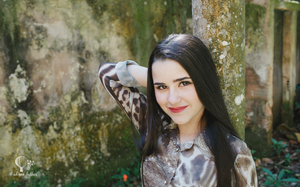 let&iacute;cia pedro do detetives do pr&eacute;dio azul, programa do canal fechado Gloob, posando para a fot&oacute;grafa aline lelles do rio de janeiro com muita desenvoltura em ru&iacute;nas