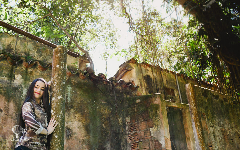 let&iacute;cia pedro do detetives do pr&eacute;dio azul posando para a fot&oacute;grafa aline lelles do rio de janeiro com muita desenvoltura em ru&iacute;nas