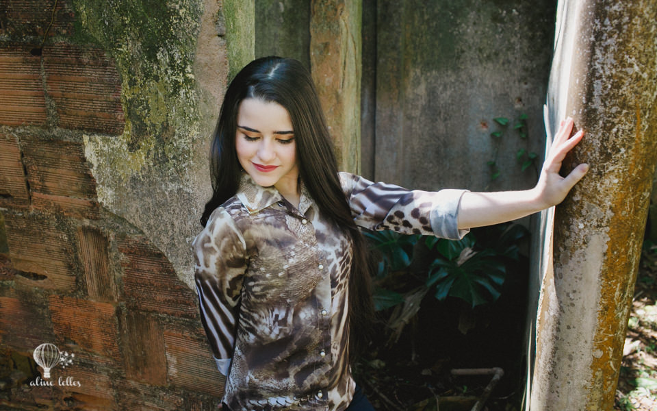 let&iacute;cia pedro do detetives do pr&eacute;dio azul posando para a fot&oacute;grafa aline lelles do rio de janeiro com muita desenvoltura em loca&ccedil;&atilde;o buc&oacute;lica