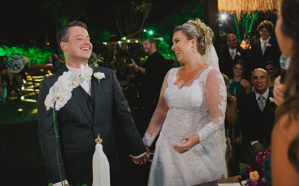 carolina ventriglia e augusto vivas se emocionam e se divertem em cerim&ocirc;nia de casamento realizado pelo celebrante edson na casa de festas villa morena no rio de janeiro, fotografia de aline lelles