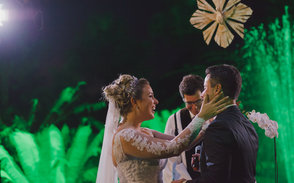 carolina ventriglia e augusto vivas se emocionam e se divertem em cerim&ocirc;nia de casamento realizado pelo celebrante edson na casa de festas villa morena no rio de janeiro, fotografia de aline lelles