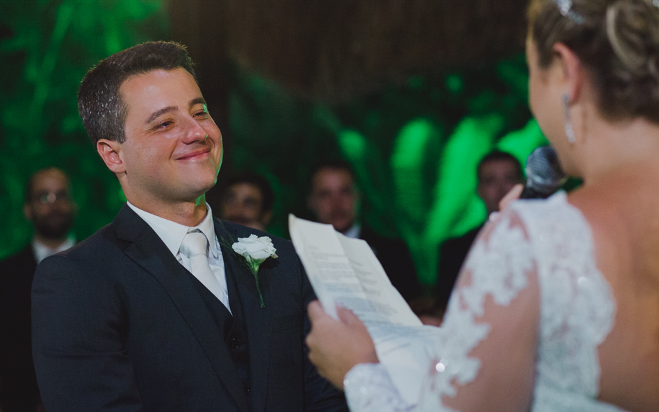 carolina ventriglia e augusto vivas se emocionam e se divertem em cerim&ocirc;nia de casamento realizado pelo celebrante edson na casa de festas villa morena no rio de janeiro, fotografia de aline lelles