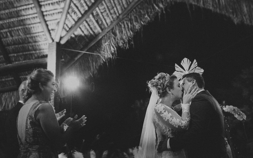 a hora do sim e a hora do beijo no casamento de carolina ventriglia e augusto vivas na casa de festa villa morena com fotografia de aline lelles