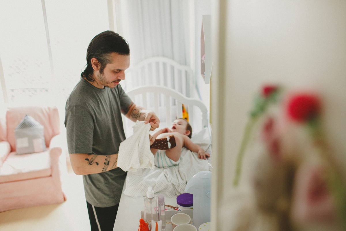 acompanhamento de bebe, natural newborn, fotografia de familia rj, fotografo de familia rj, fotografia de familia, fotografia afetiva aline lelles, fotos de familia em casa, programa boas vindas do canal gnt, album de fotografias