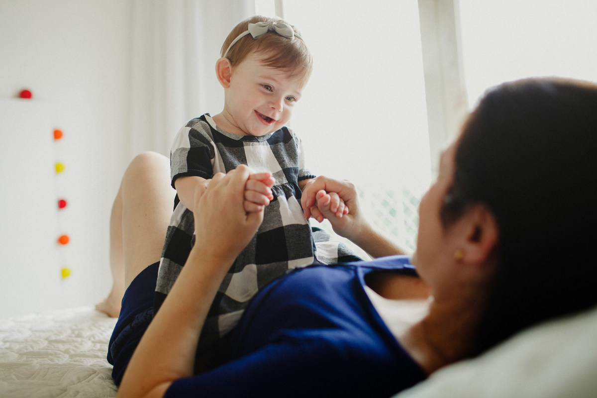 acompanhamento de bebe, natural newborn, fotografia de familia rj, fotografo de familia rj, fotografia de familia, fotografia afetiva aline lelles, fotos de familia em casa, programa boas vindas do canal gnt, album de fotografias