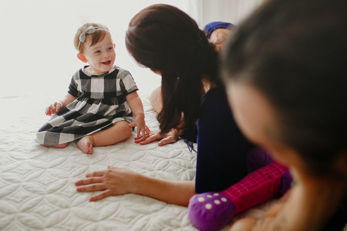 acompanhamento de bebe, natural newborn, fotografia de familia rj, fotografo de familia rj, fotografia de familia, fotografia afetiva aline lelles, fotos de familia em casa, programa boas vindas do canal gnt, album de fotografias