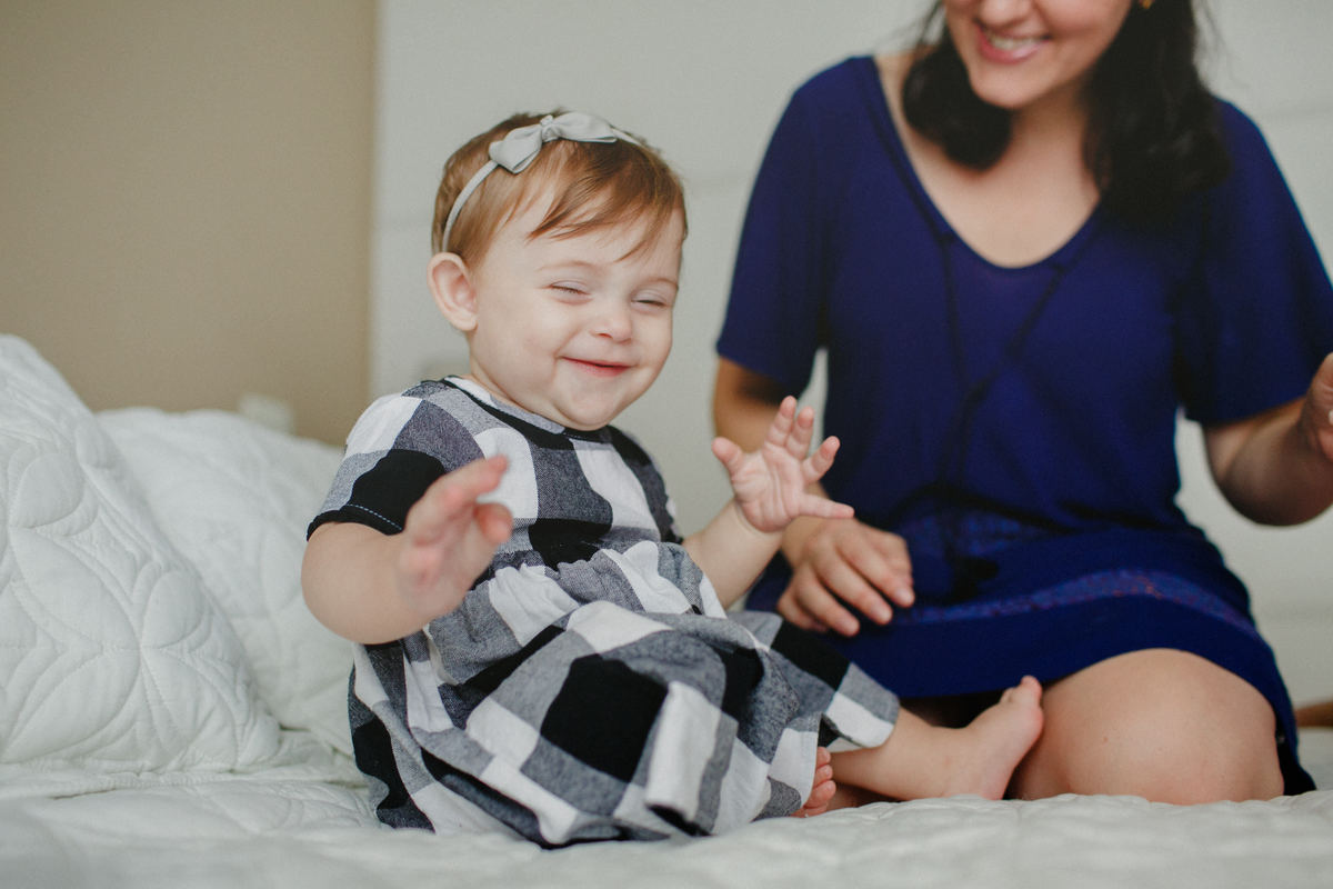 acompanhamento de bebe, natural newborn, fotografia de familia rj, fotografo de familia rj, fotografia de familia, fotografia afetiva aline lelles, fotos de familia em casa, programa boas vindas do canal gnt, album de fotografias