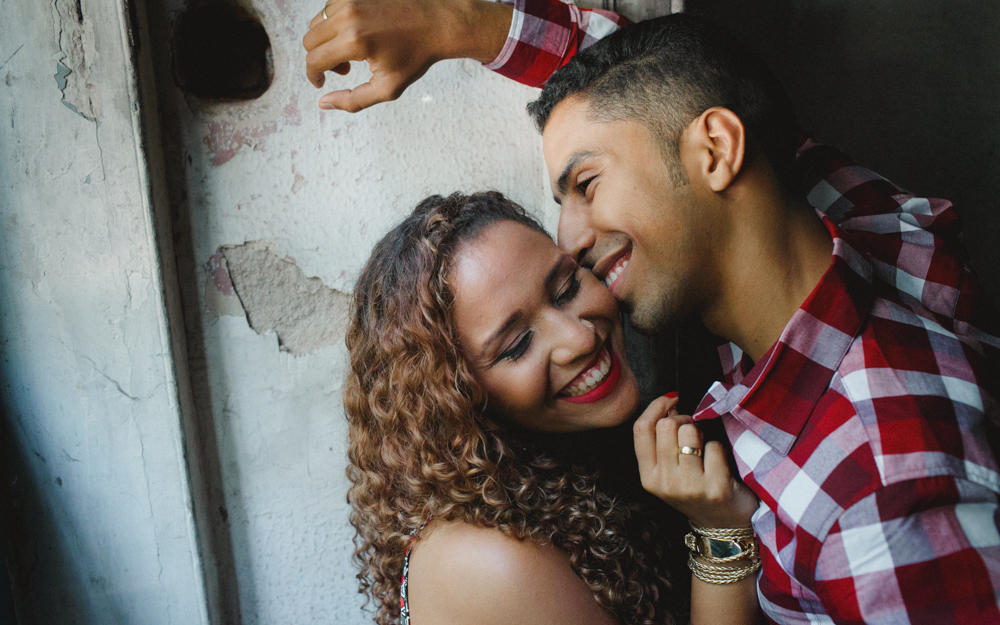 amor, alegria, paix&atilde;o e cumplicidade durante ensaio de casal no rio de janeiro
