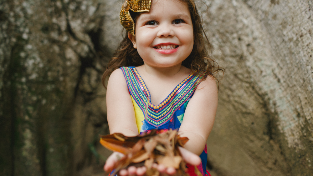 crian&ccedil;as jogando folhas de arvores para o alto durante ensaio fotografico no jardim botanico do rio de janeiro