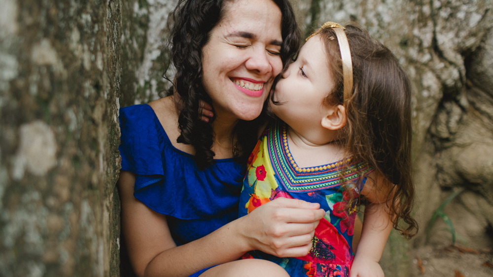 momento de ternur durante a sessao de fotos com a fotografa de fam&iacute;lia aline lelles no jardim bot&acirc;nico do rio de janeiro
