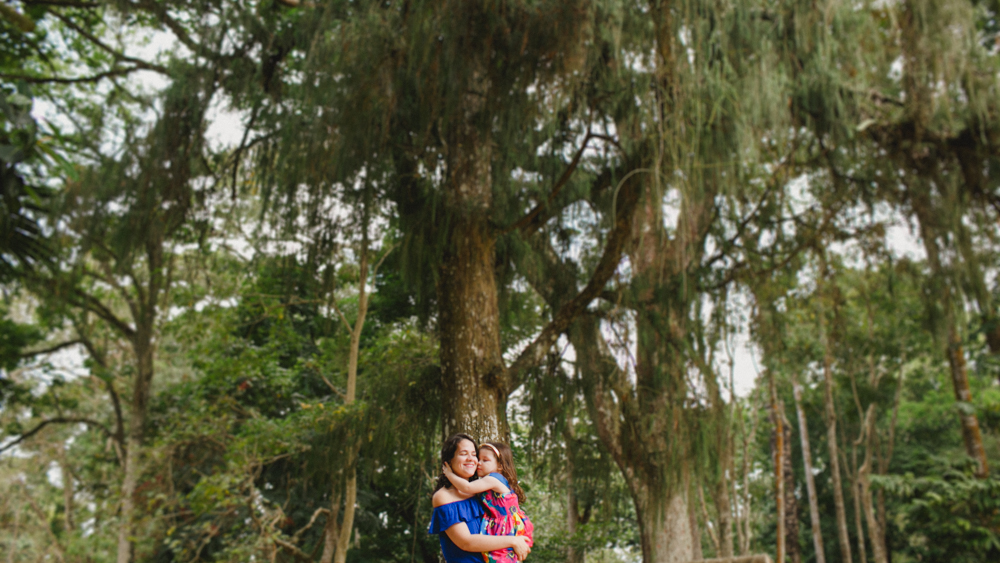 momento de ternur durante a sessao de fotos com a fotografa de fam&iacute;lia aline lelles no jardim bot&acirc;nico do rio de janeiro