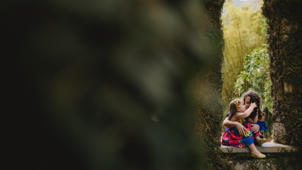 momento de ternur durante a sessao de fotos com a fotografa de fam&iacute;lia aline lelles no jardim bot&acirc;nico do rio de janeiro