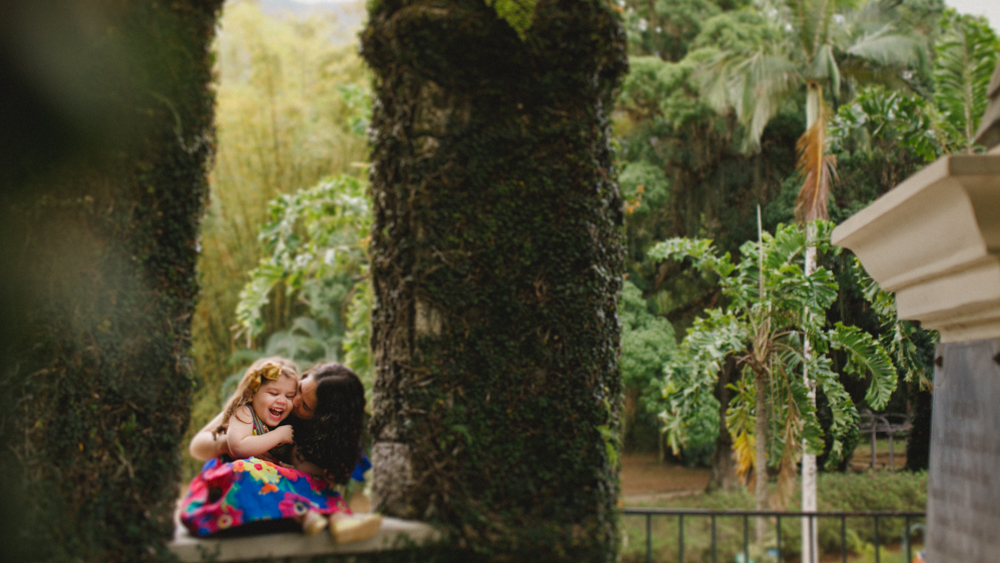 momento de ternur durante a sessao de fotos com a fotografa de fam&iacute;lia aline lelles no jardim bot&acirc;nico do rio de janeiro