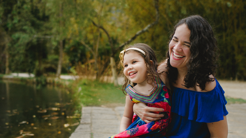 momento de amor entre m&atilde;e e filha durante ensaio fotografico de familia no jardim botanico do rio de janeiro